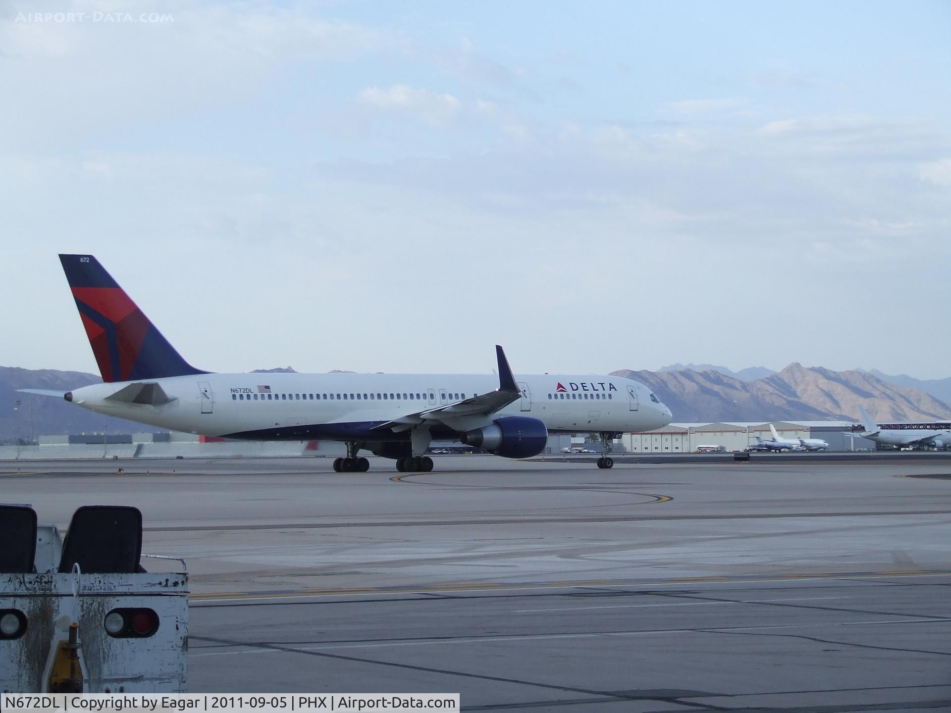 N672DL, 1992 Boeing 757-232 C/N 25977, Delta early morning taxi
