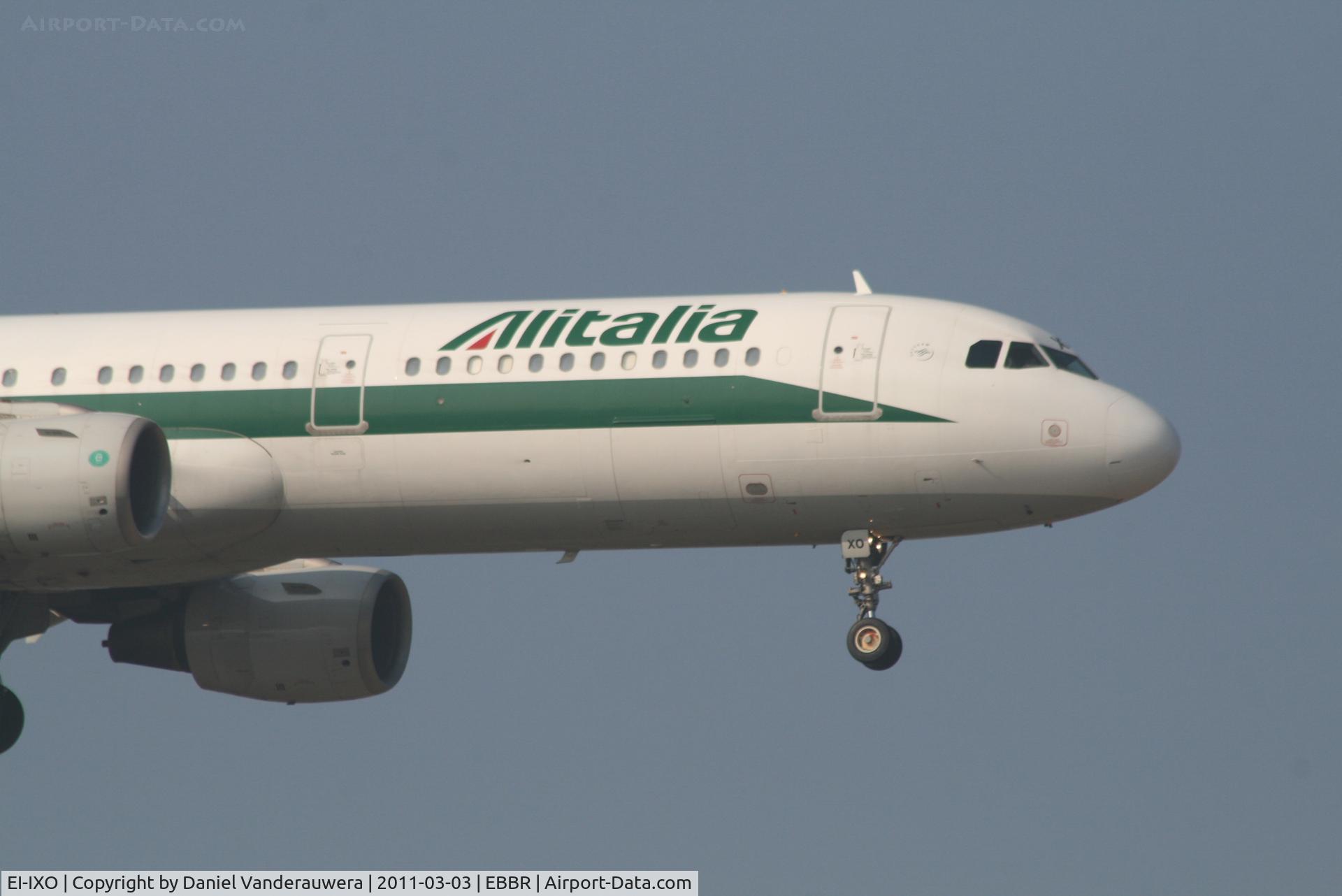 EI-IXO, 1994 Airbus A321-112 C/N 495, Arrival of flight AZ156 to RWY 02