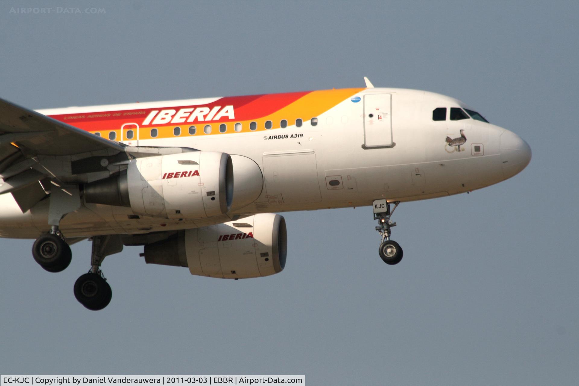EC-KJC, 2007 Airbus A319-111 C/N 3255, Arrival of flight IB3206 to RWY 02