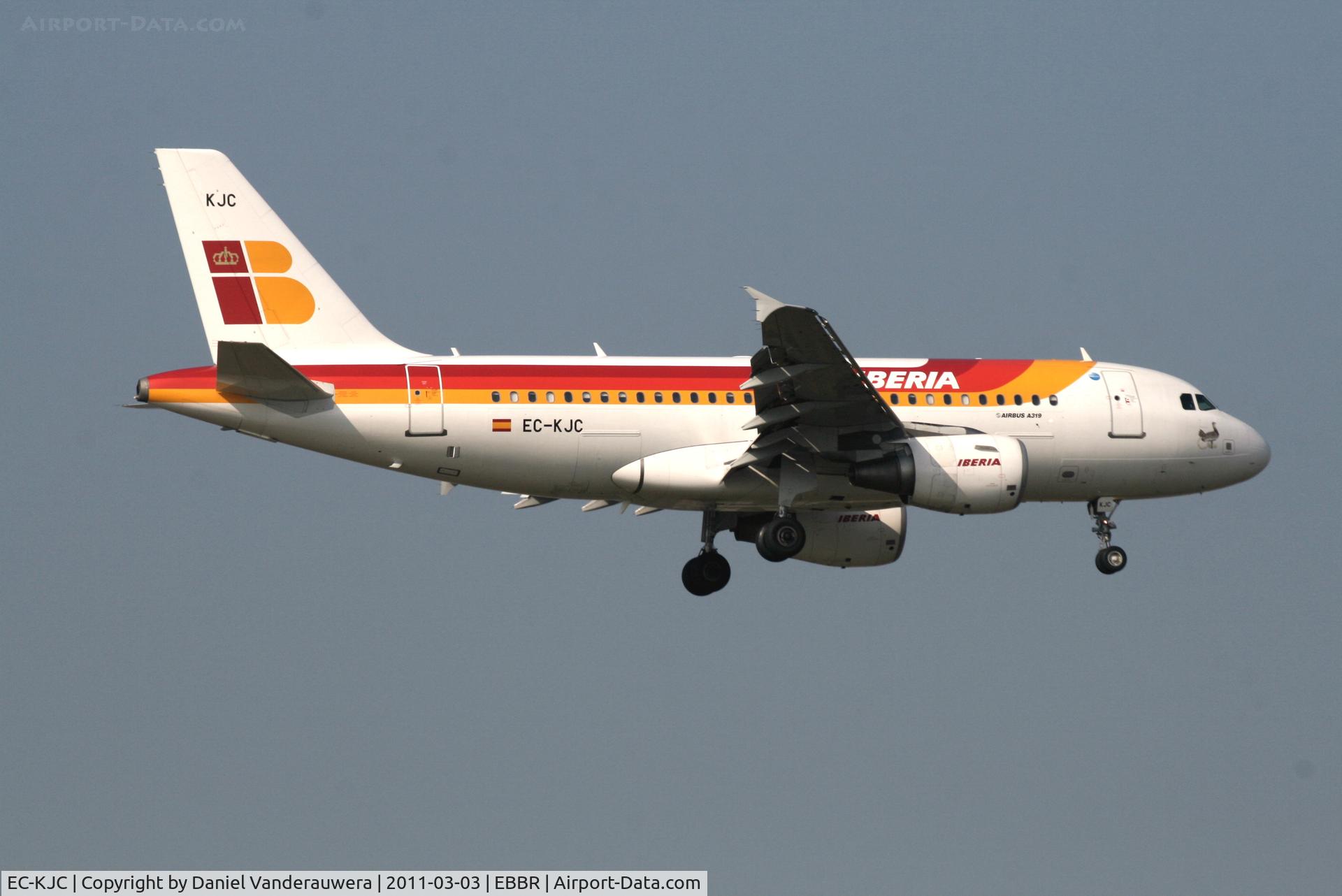 EC-KJC, 2007 Airbus A319-111 C/N 3255, Flight IB3206 is descending to RWY 02
