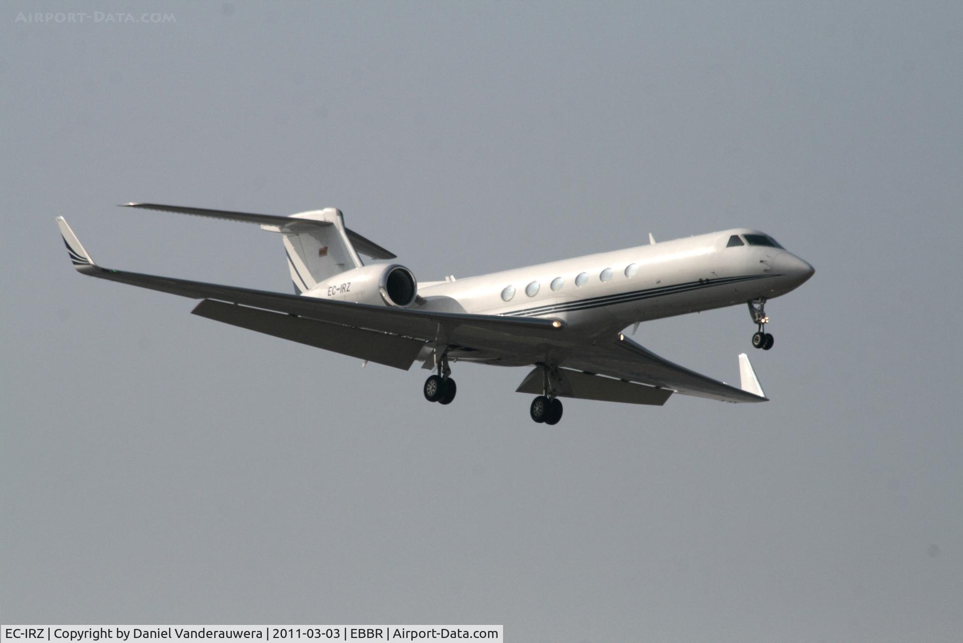 EC-IRZ, 1999 Gulfstream Aerospace G-V C/N 582, Arrival to RWY 02