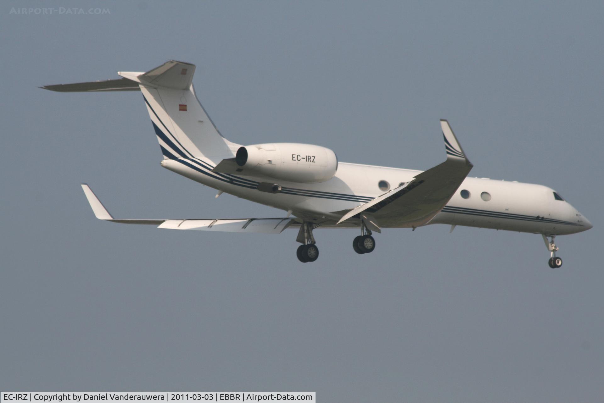 EC-IRZ, 1999 Gulfstream Aerospace G-V C/N 582, Descending to RWY 02