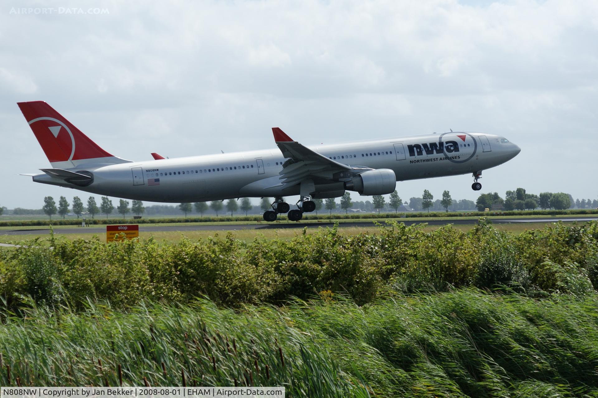 N808NW, 2004 Airbus A330-323 C/N 0591, Polderbaan Schiphol, just before touch down.