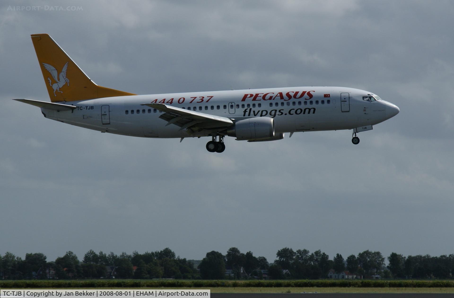 TC-TJB, 1997 Boeing 737-3Q8 C/N 27633/2878, Landing on the Polderbaan at Schiphol