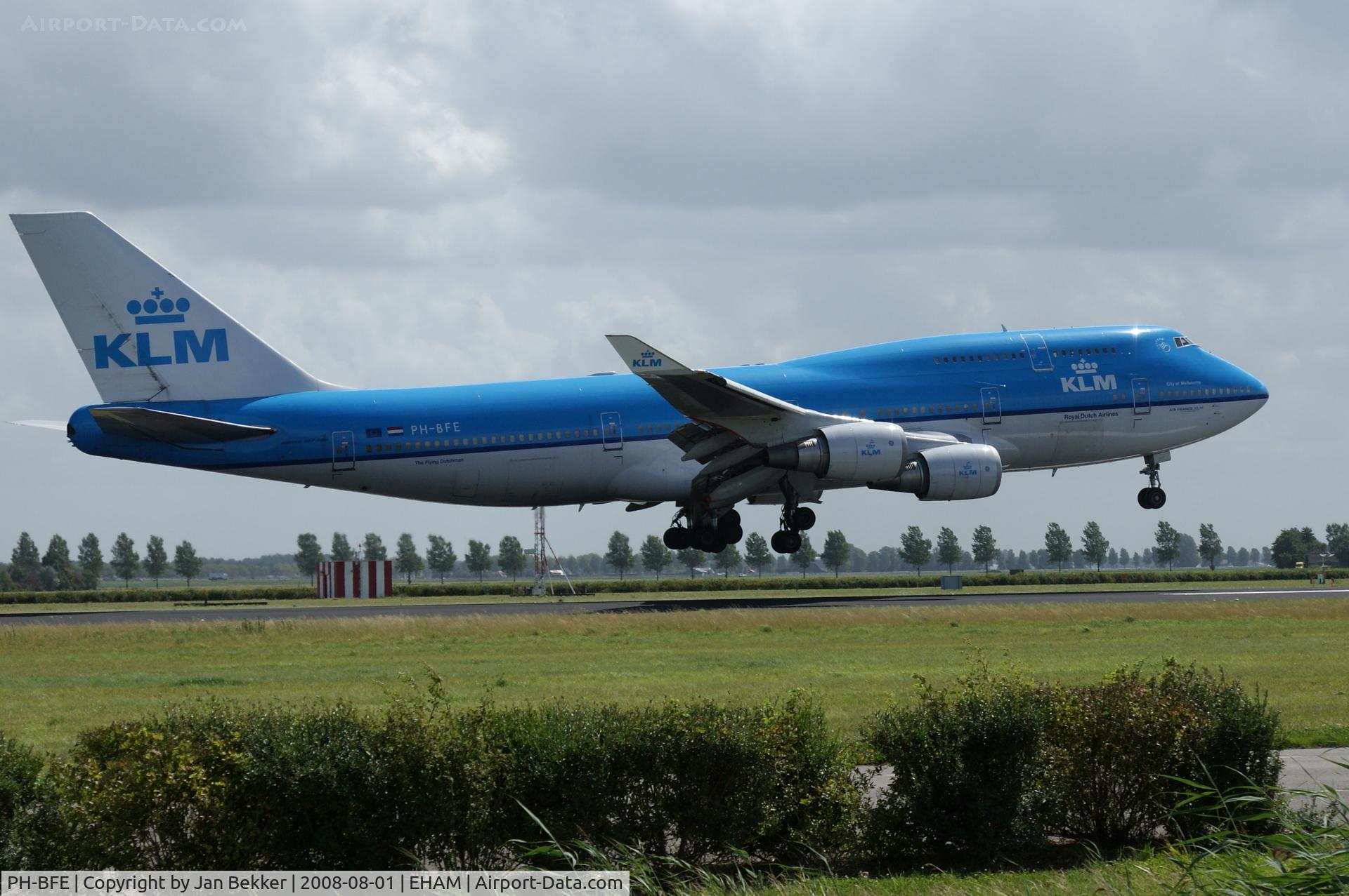 PH-BFE, 1990 Boeing 747-406BC C/N 24201, Just before touch down on the 