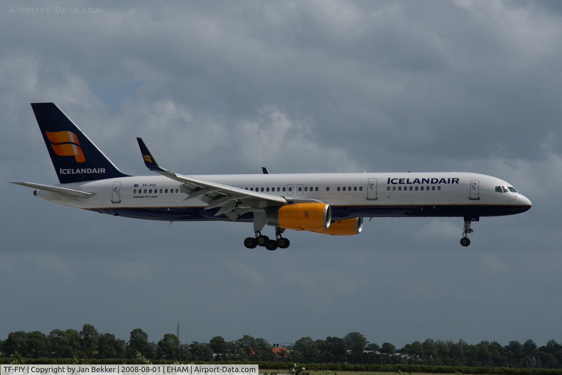 TF-FIY, 2000 Boeing 757-256 C/N 29312, Just before landing on the 'Polderbaan