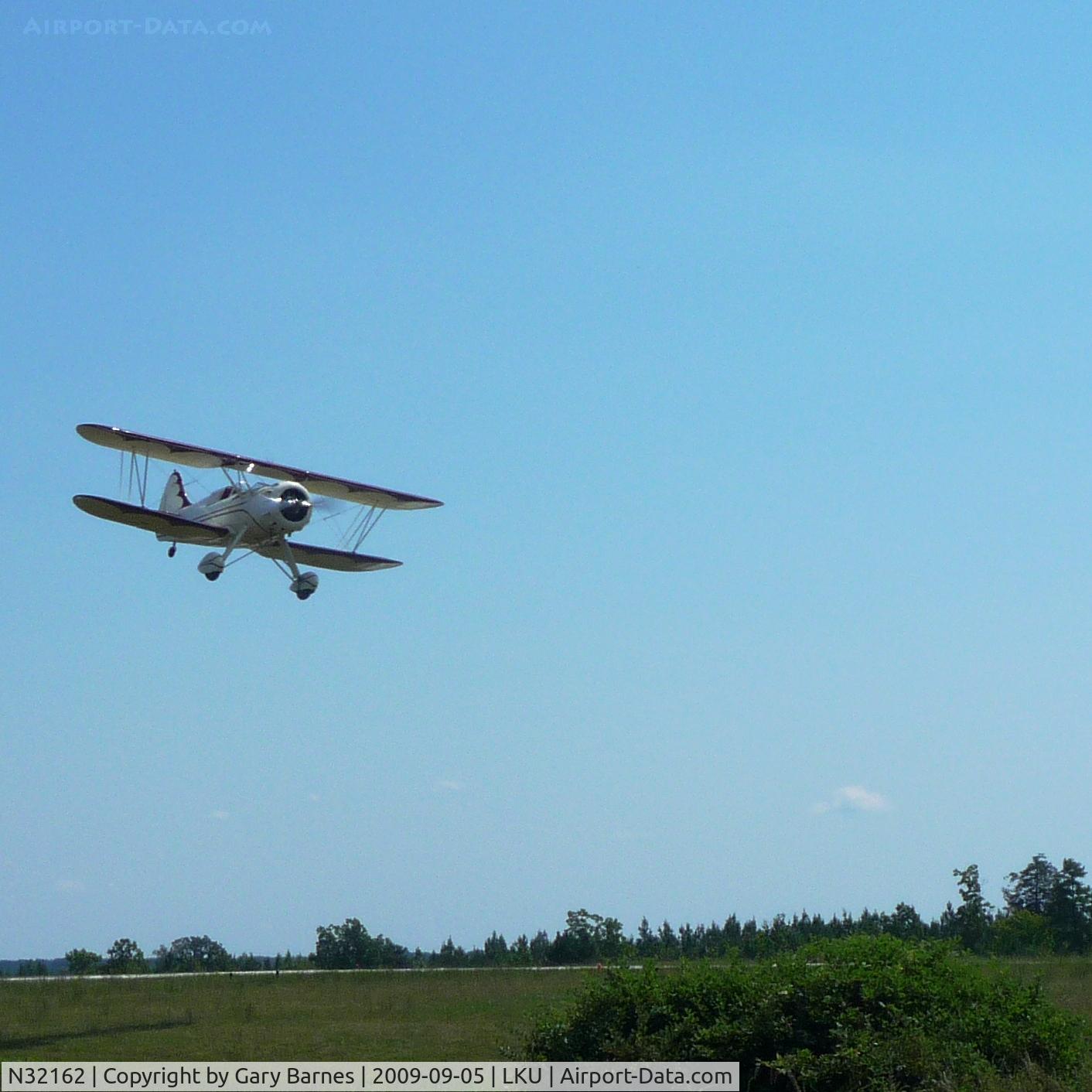 N32162, 1942 Waco UPF-7 C/N 5794, Landing