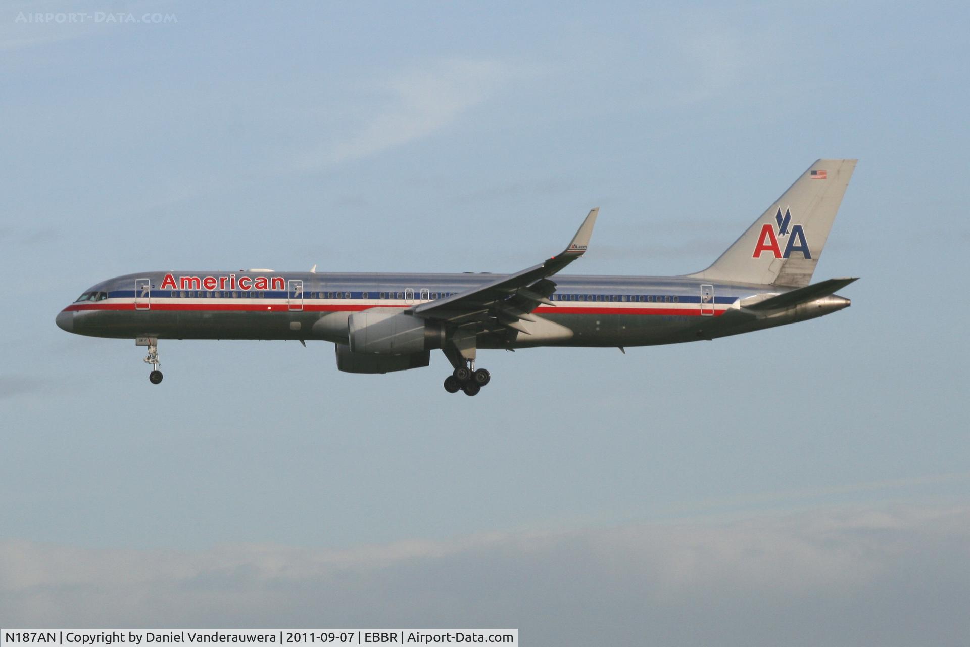 N187AN, 2001 Boeing 757-223 C/N 32381, Arrival of flight AA172 to RWY 25L