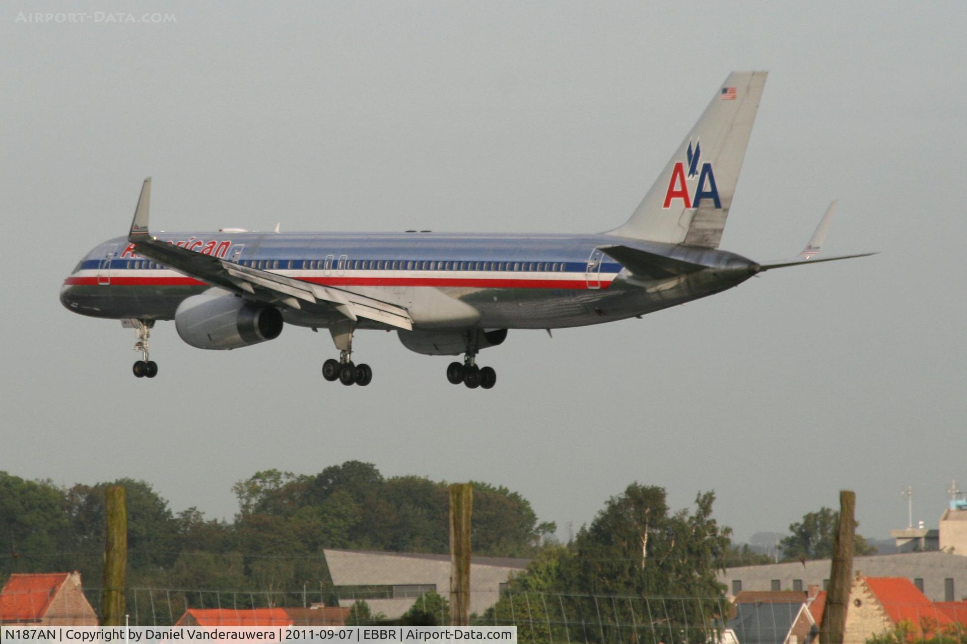 N187AN, 2001 Boeing 757-223 C/N 32381, Flight AA172 is descending to RWY 25L