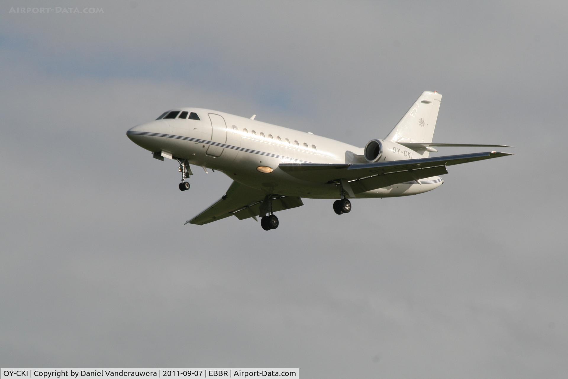 OY-CKI, 2001 Dassault Falcon 2000 C/N 154, Arrival to RWY 25L