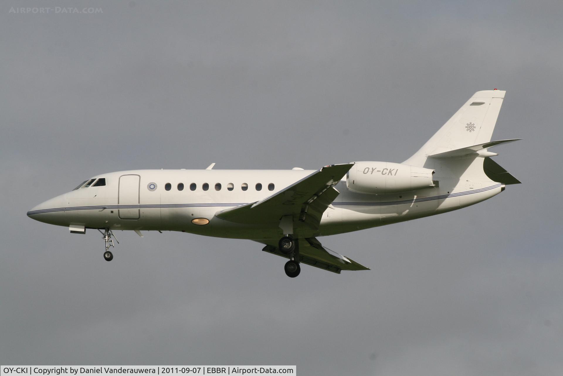 OY-CKI, 2001 Dassault Falcon 2000 C/N 154, Arrival to RWY 25L