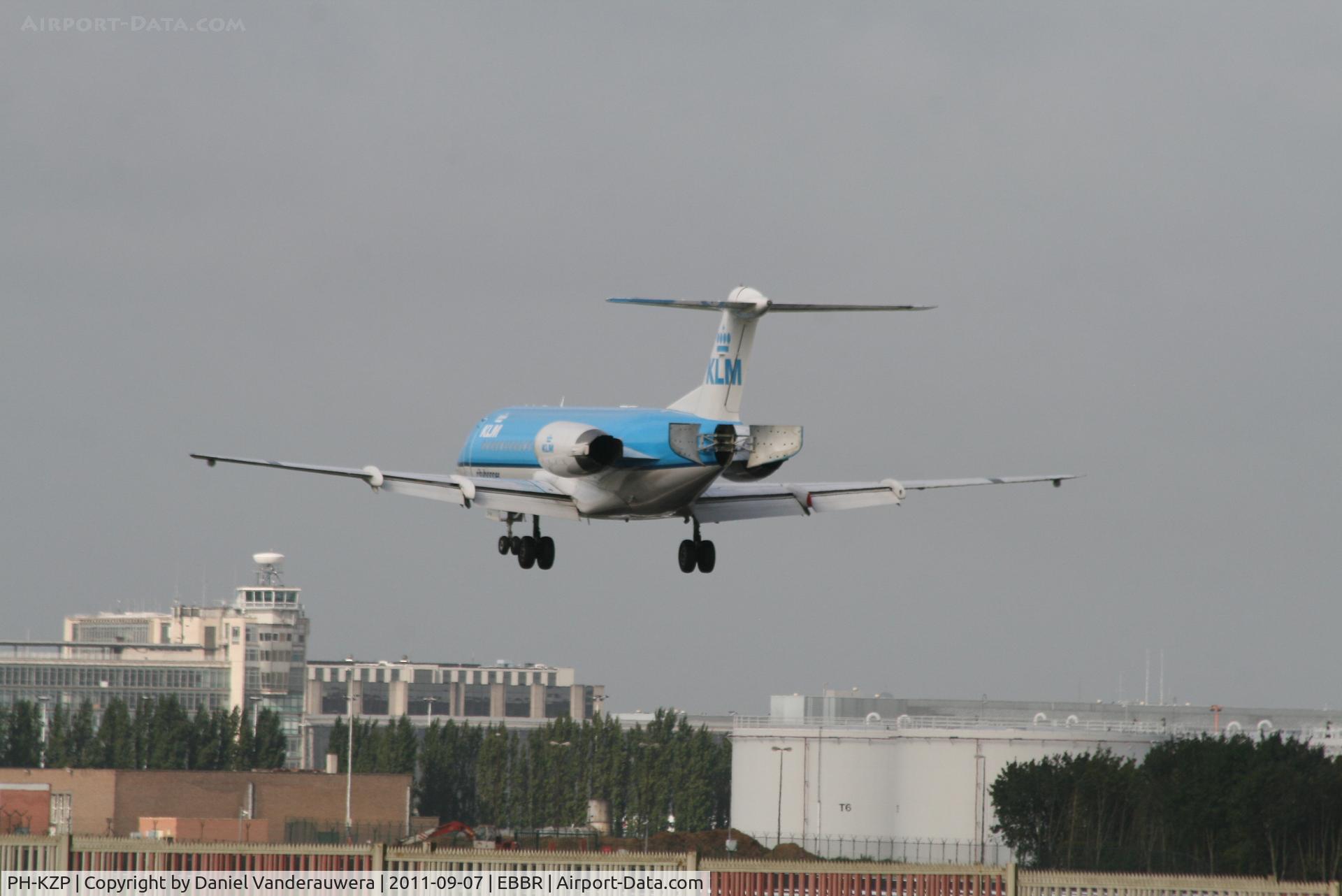PH-KZP, 1995 Fokker 70 (F-28-0070) C/N 11539, Flight KL1723 is descending to RWY 25L