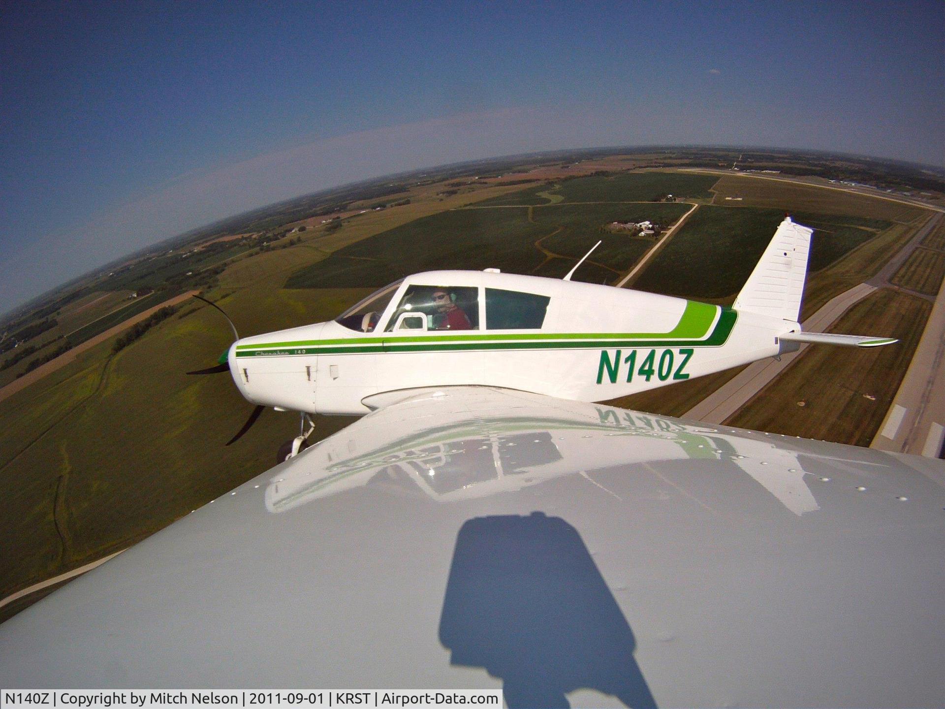 N140Z, 1965 Piper PA-28-140 C/N 28-20617, N140Z in a climbing turn after departing Rochester, MN (KRST)