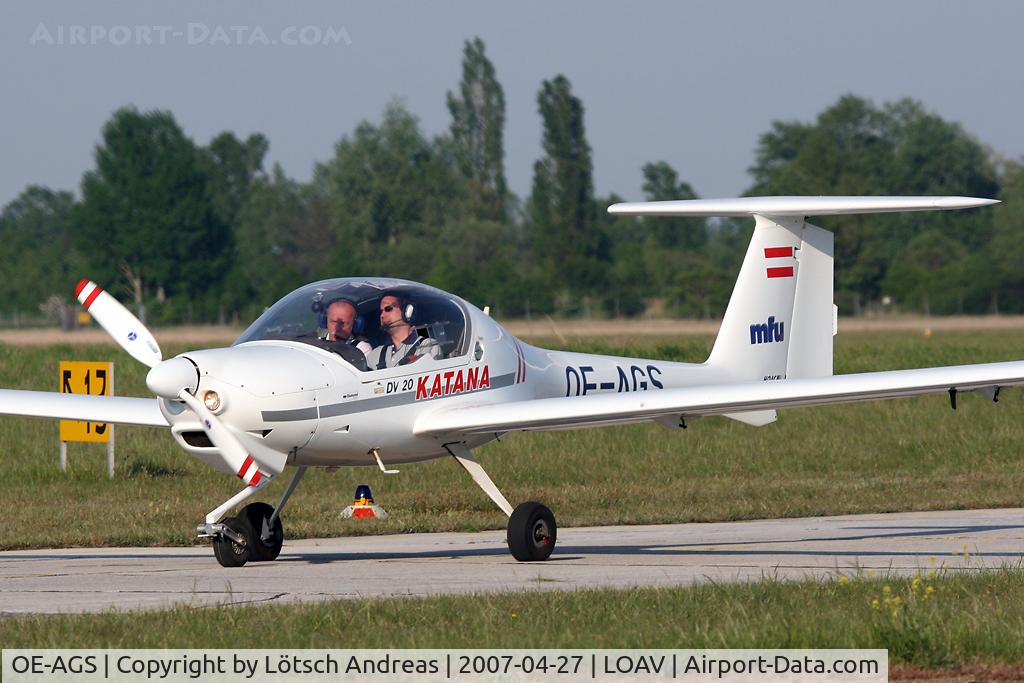 OE-AGS, HOAC DV-20 Katana C/N 20032, taxi to hangars