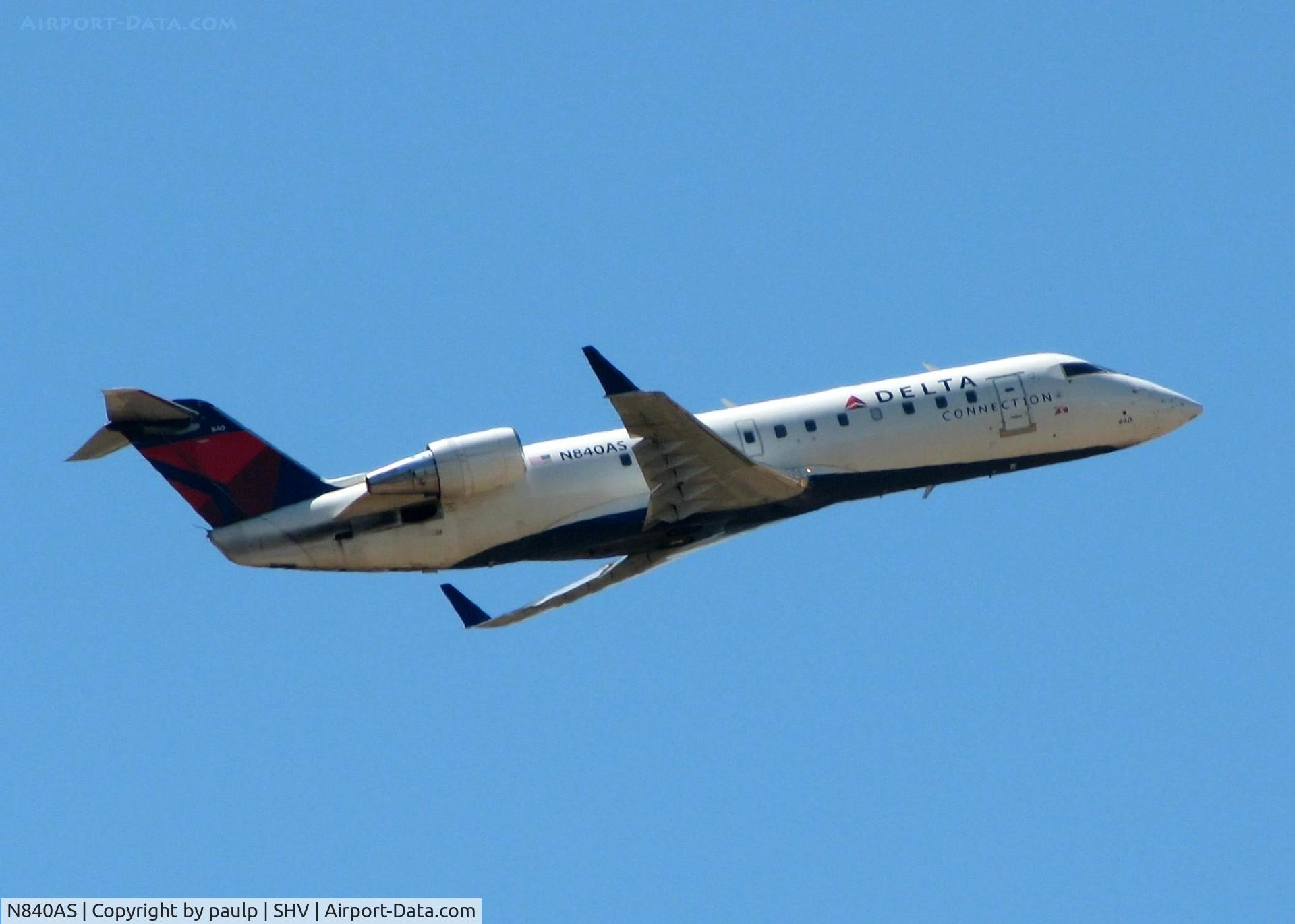 N840AS, 1999 Bombardier CRJ-200ER (CL-600-2B19) C/N 7290, Off of Rwy 32 at Shreveport Regional.