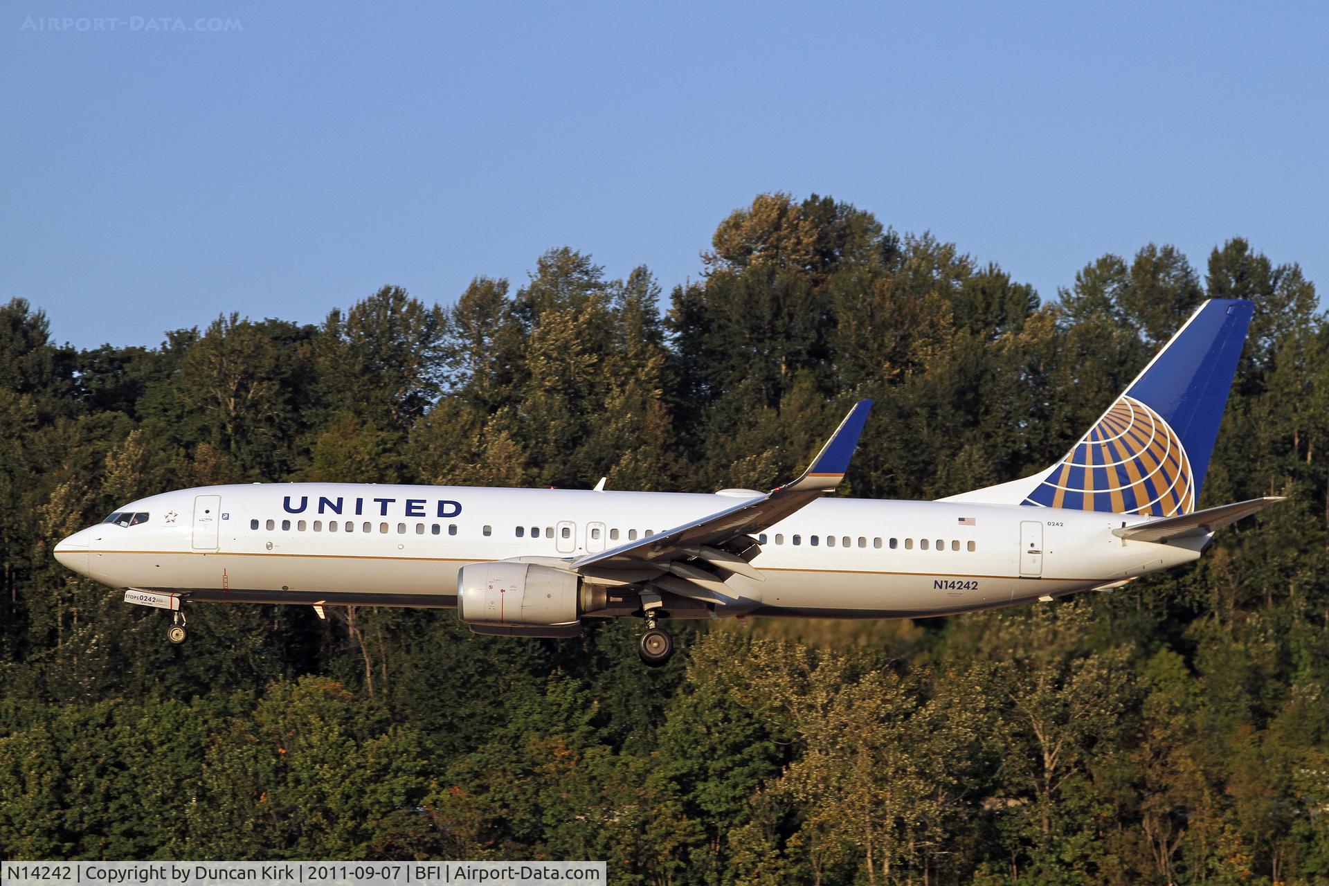 N14242, 1999 Boeing 737-824 C/N 28805, Bringing in a sports team on a charter