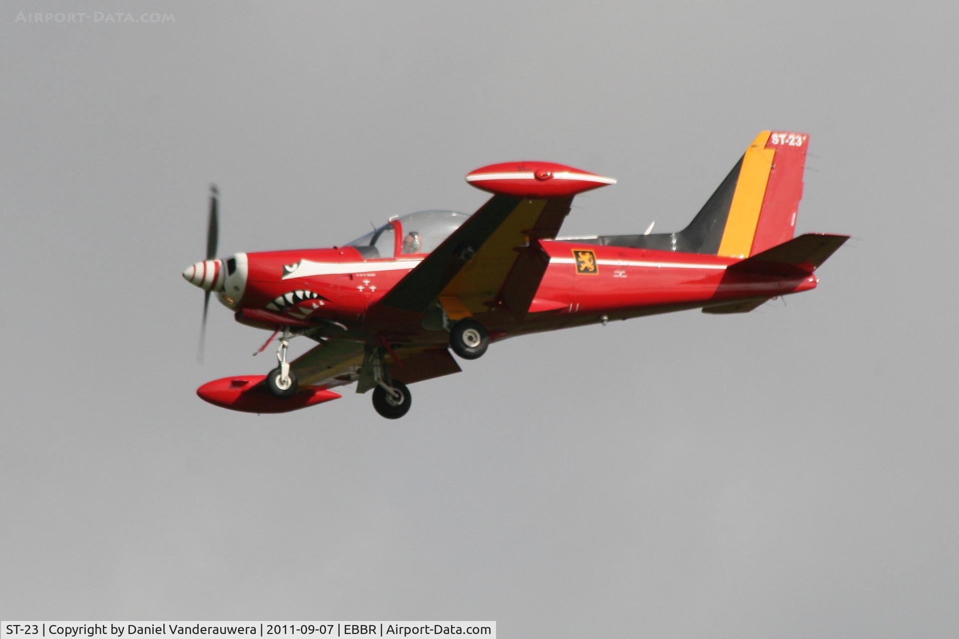 ST-23, SIAI-Marchetti SF-260M C/N 10-23, Arriving to RWY 25L