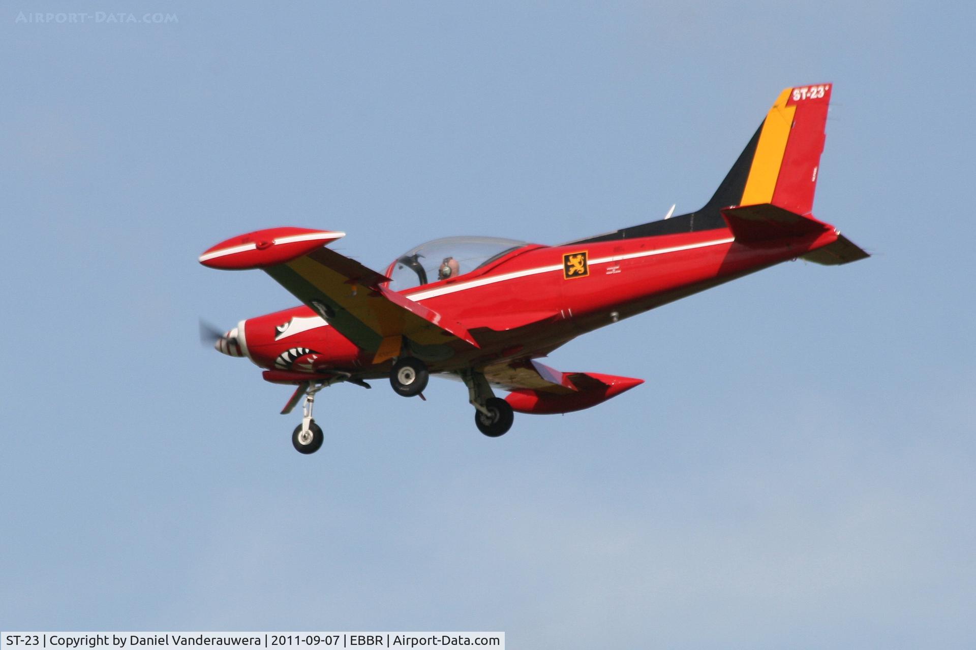 ST-23, SIAI-Marchetti SF-260M C/N 10-23, Descending to RWY 25L