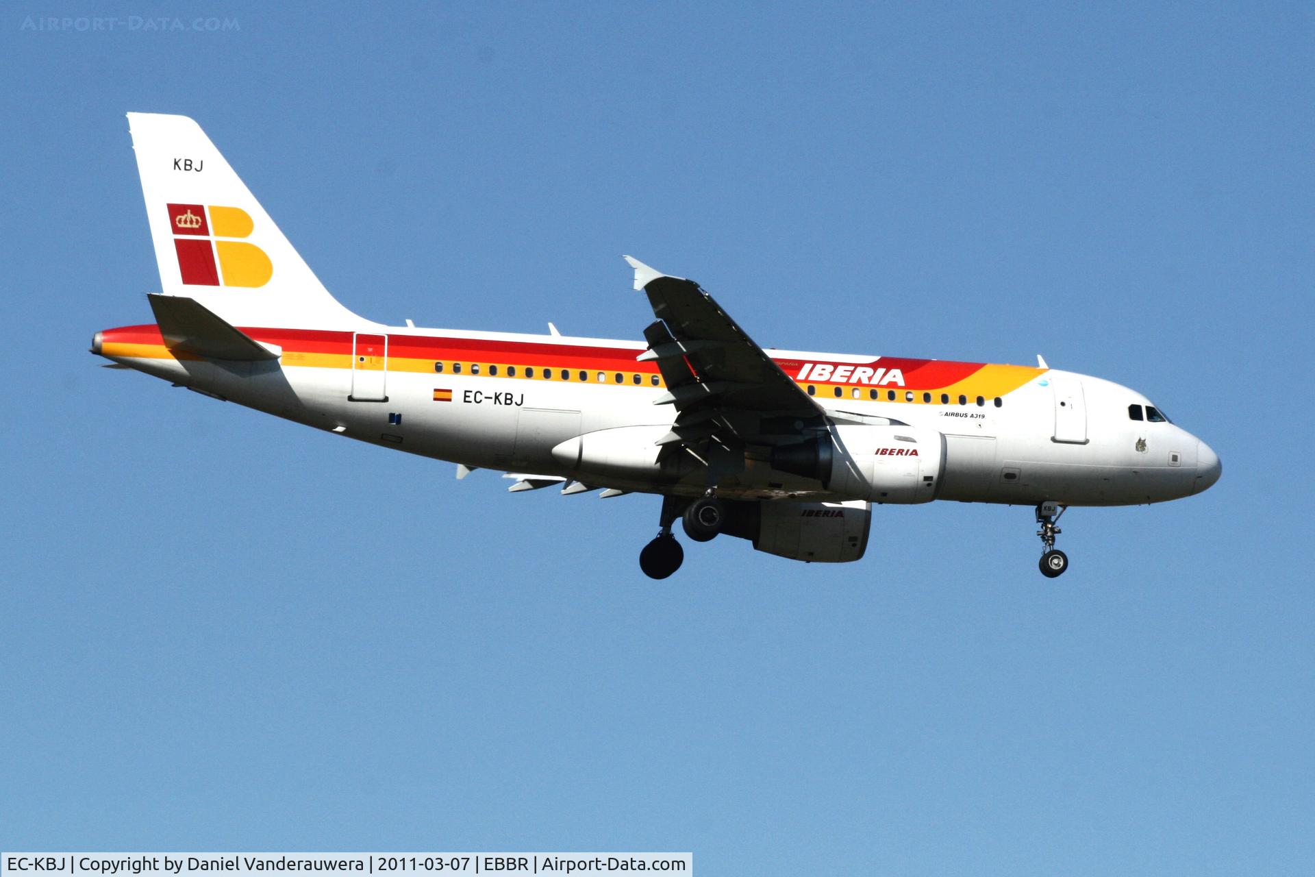 EC-KBJ, 2007 Airbus A319-111 C/N 3054, Arrival of flight IB3206 to RWY 02