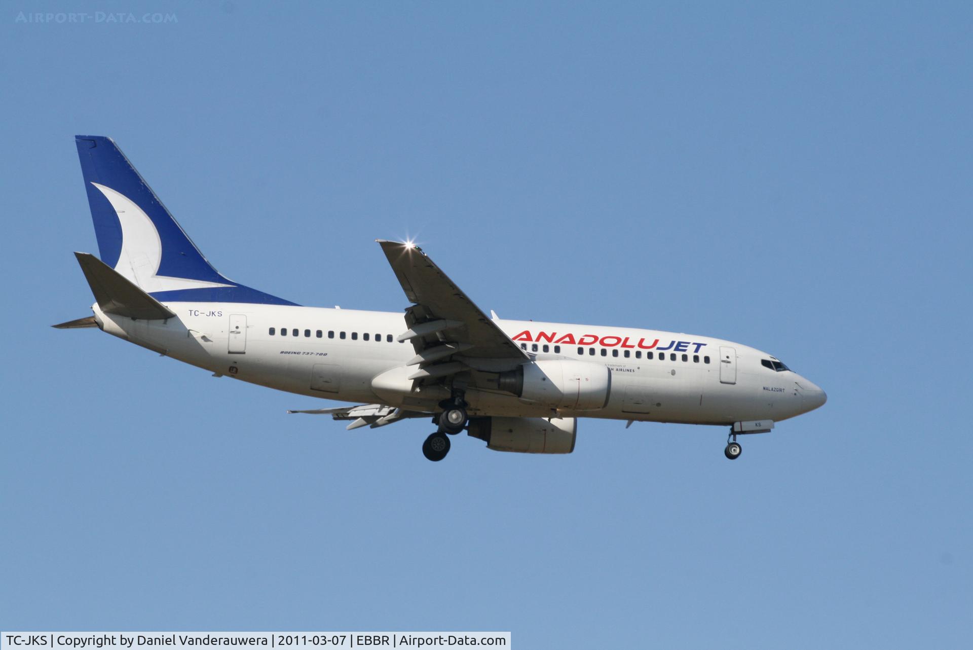 TC-JKS, 2003 Boeing 737-73V C/N 32419, Flight TK7352 is descending to RWY 02