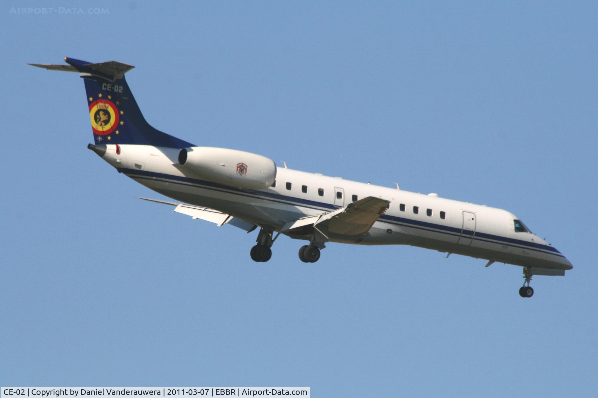 CE-02, 2001 Embraer ERJ-135LR (EMB-135LR) C/N 145480, Descending to RWY 02
