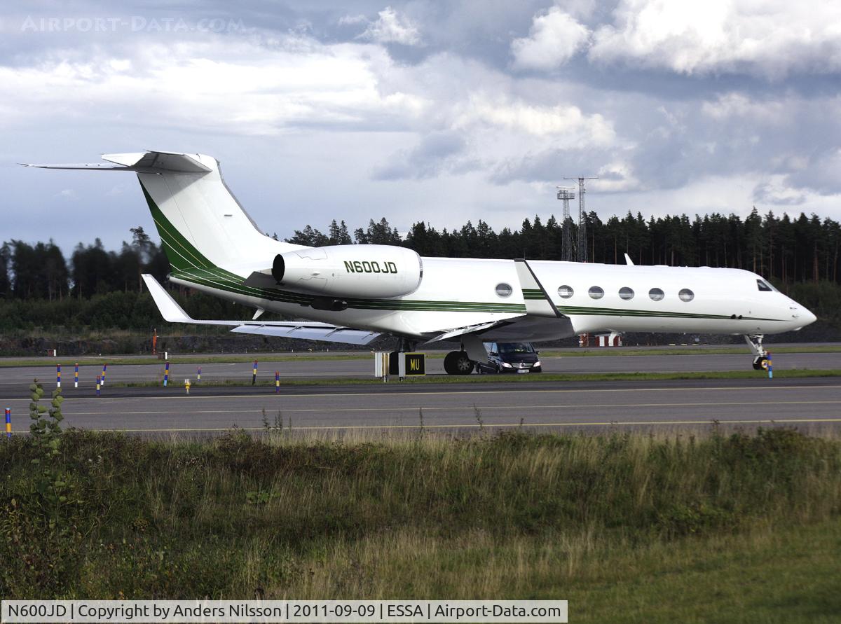 N600JD, 2001 Gulfstream Aerospace G-V C/N 640, Waiting for slot time at ramp M.