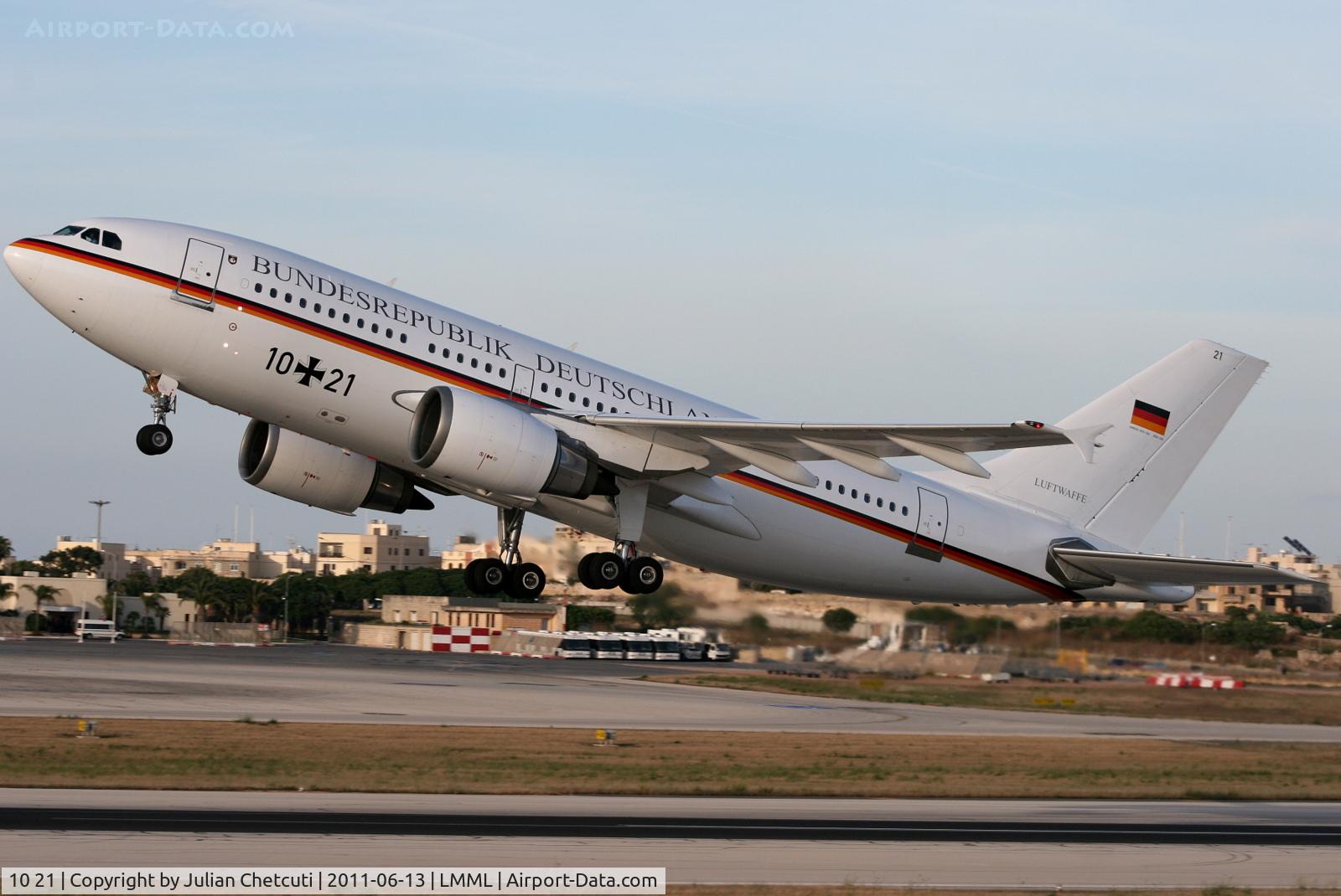 10 21, 1989 Airbus A310-304 C/N 498, Taking Off Runway 31