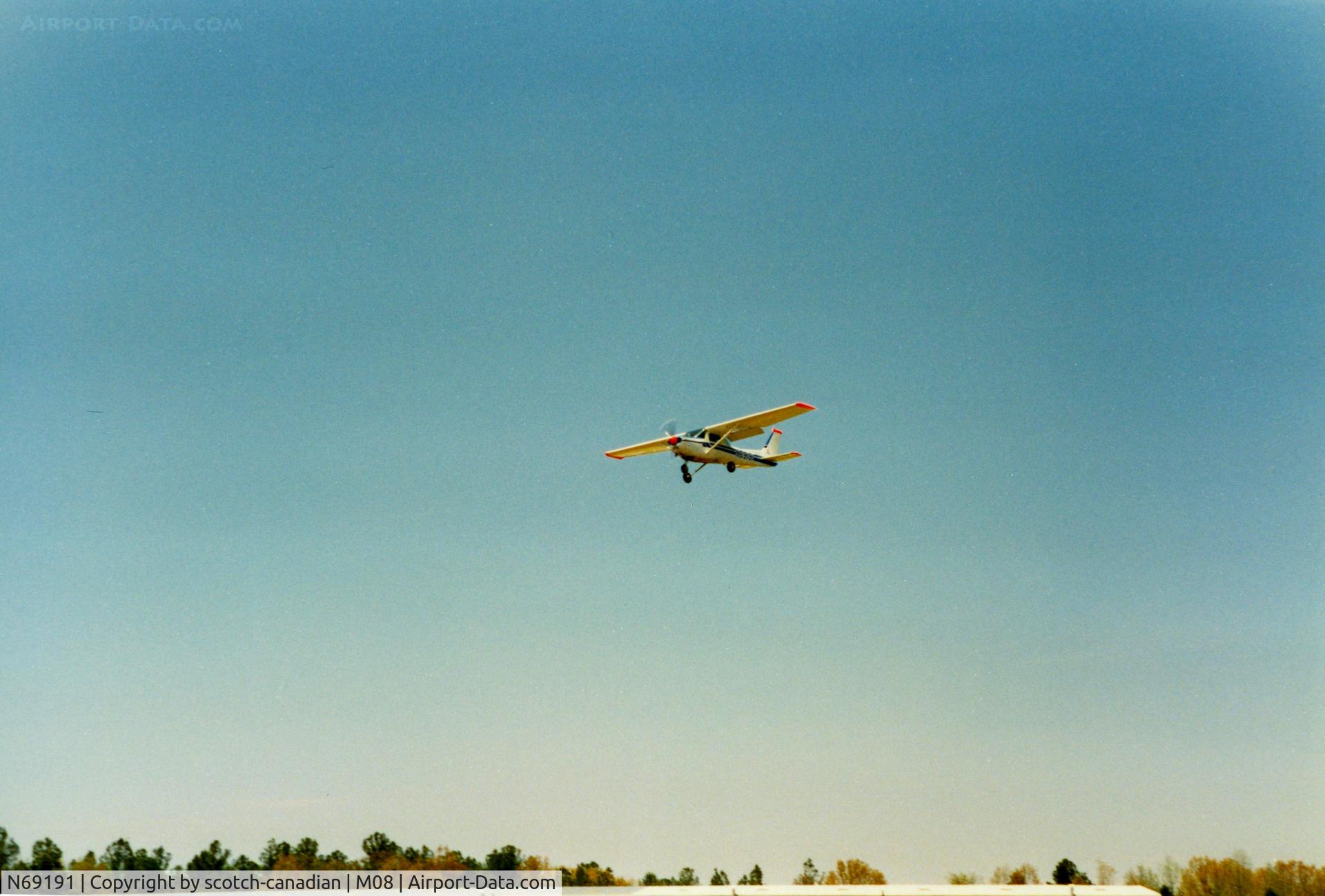 N69191, 1978 Cessna 152 C/N 15282540, 1978 Cessna 152 N69191 on Final Approach to Runway 19 at William L. Whitehurst Field, Bolivar, TN - April 1989