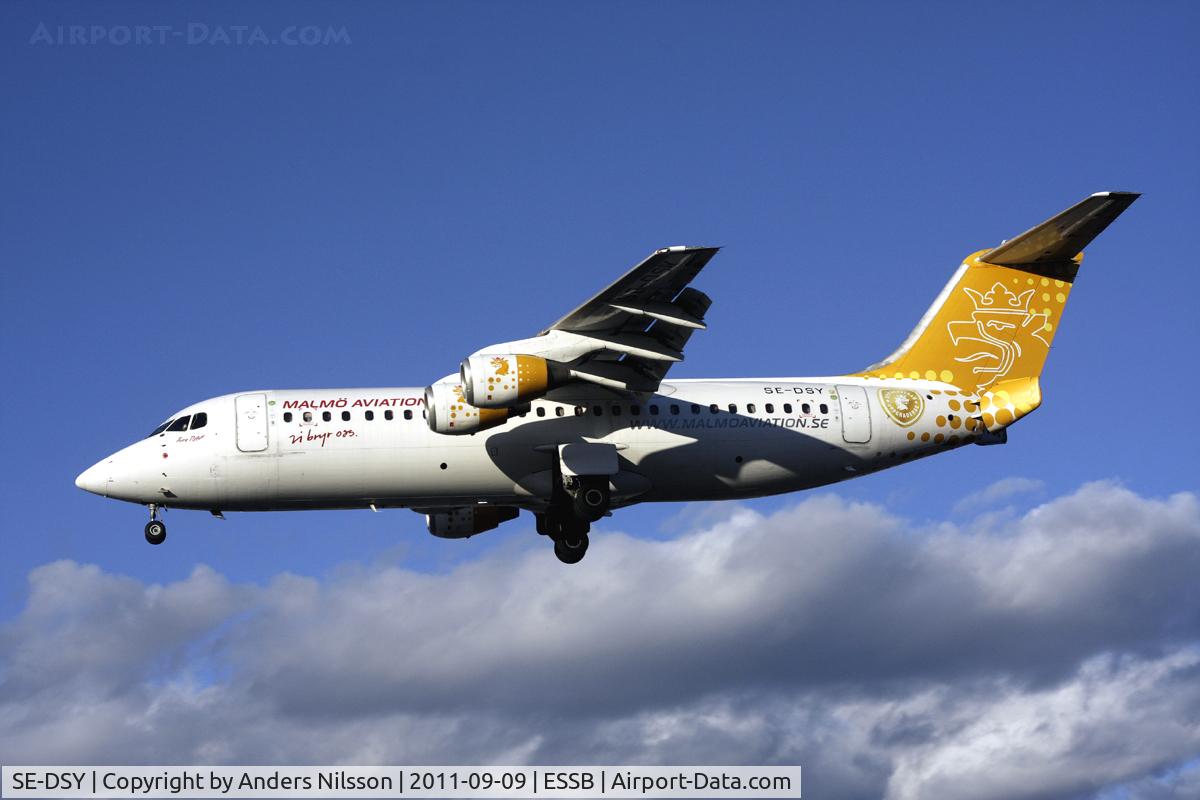 SE-DSY, 1995 British Aerospace Avro 146-RJ100 C/N E3263, On final for runway 30.