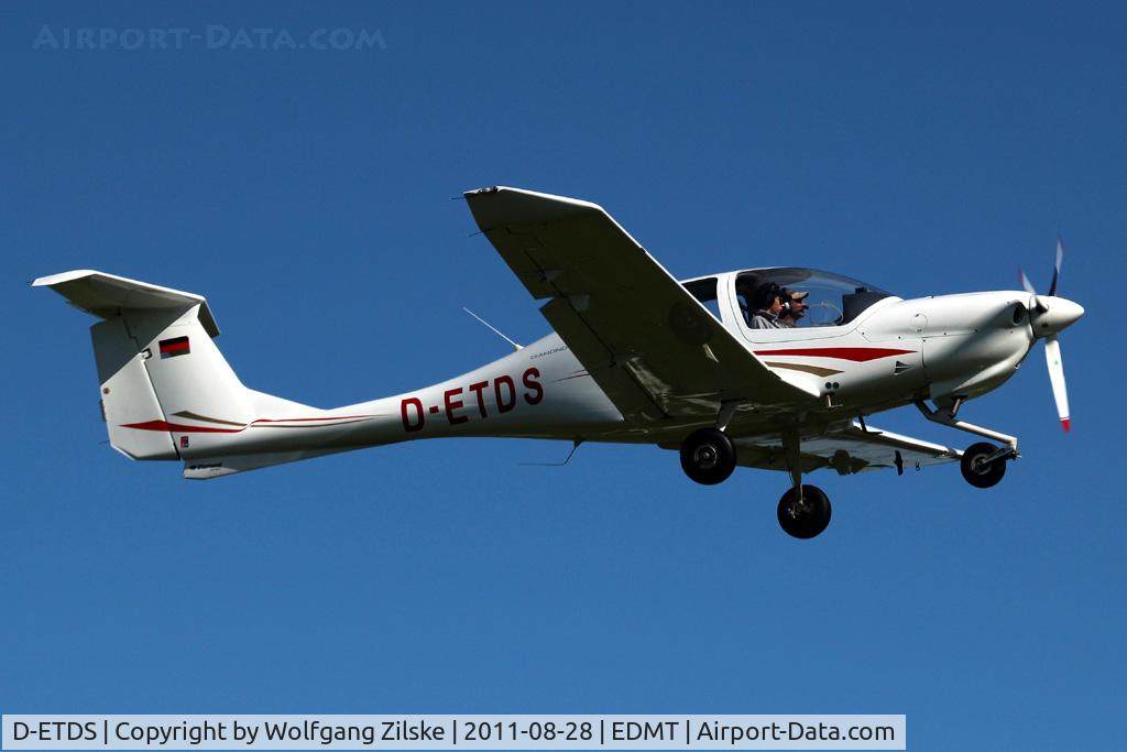 D-ETDS, 2002 Diamond DA-40 Diamond Star C/N 40.065, Tannkosh 2011