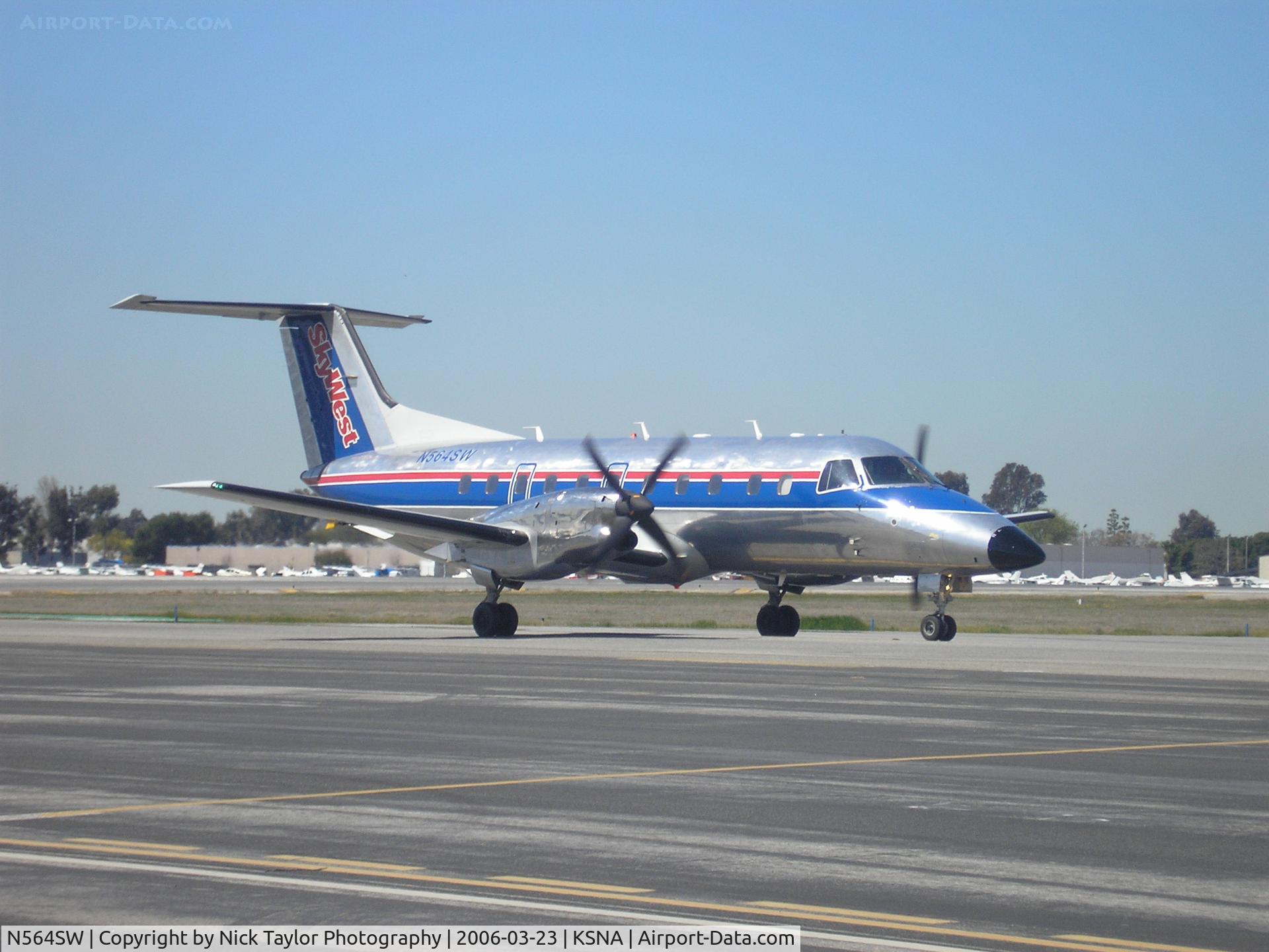 N564SW, 1998 Embraer EMB-120 Brasilia C/N 120339, Taxiing