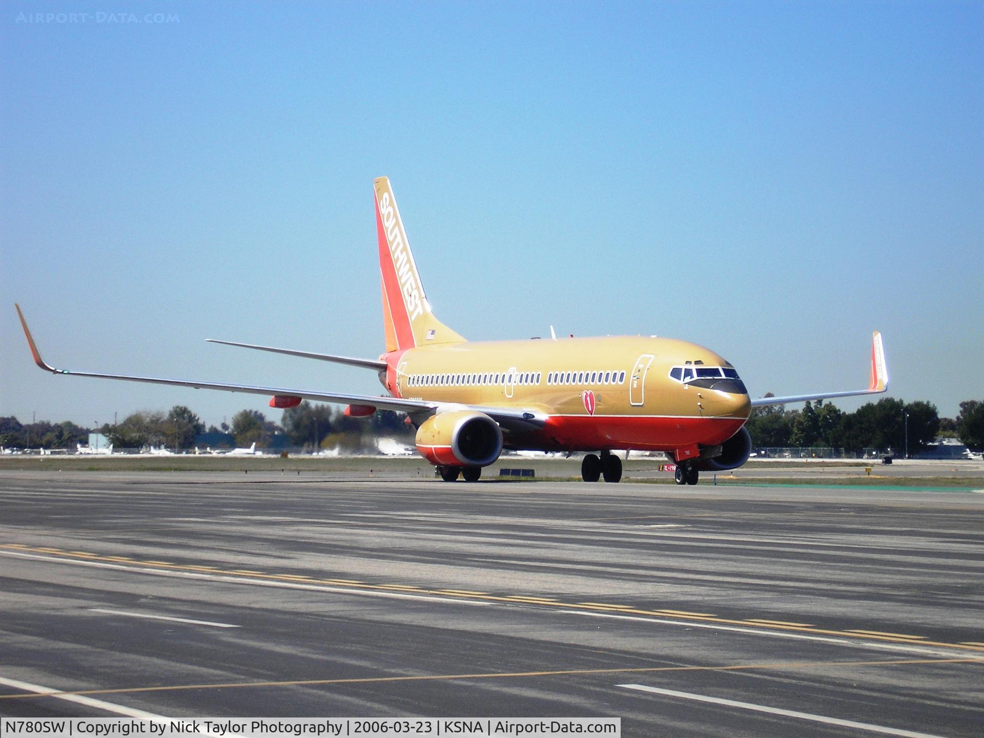 N780SW, 2000 Boeing 737-7H4 C/N 27885, Taxiing