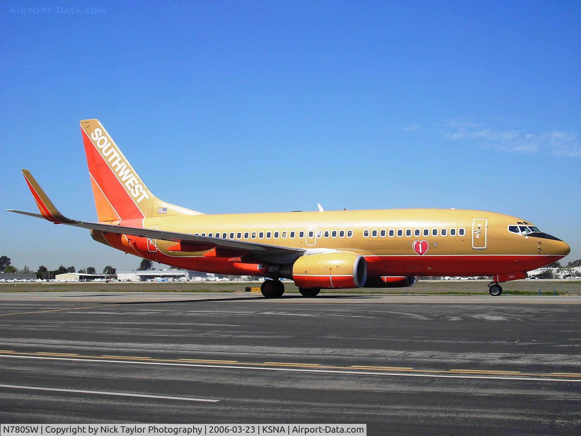 N780SW, 2000 Boeing 737-7H4 C/N 27885, Taxiing