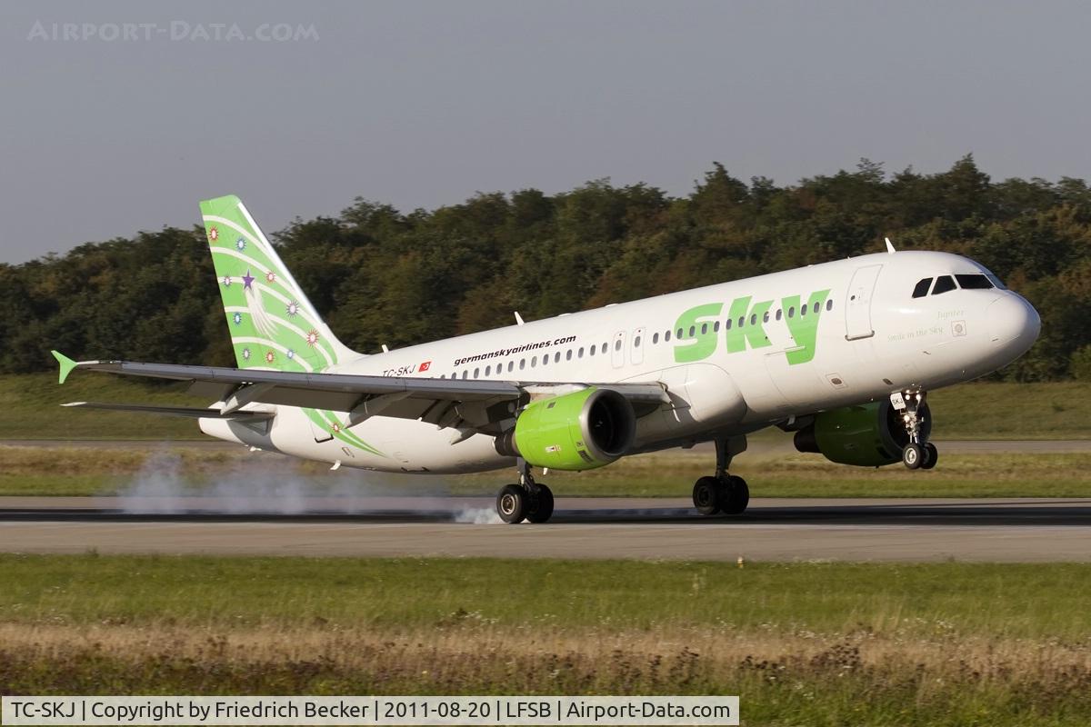 TC-SKJ, 1990 Airbus A320-211 C/N 138, touchdown