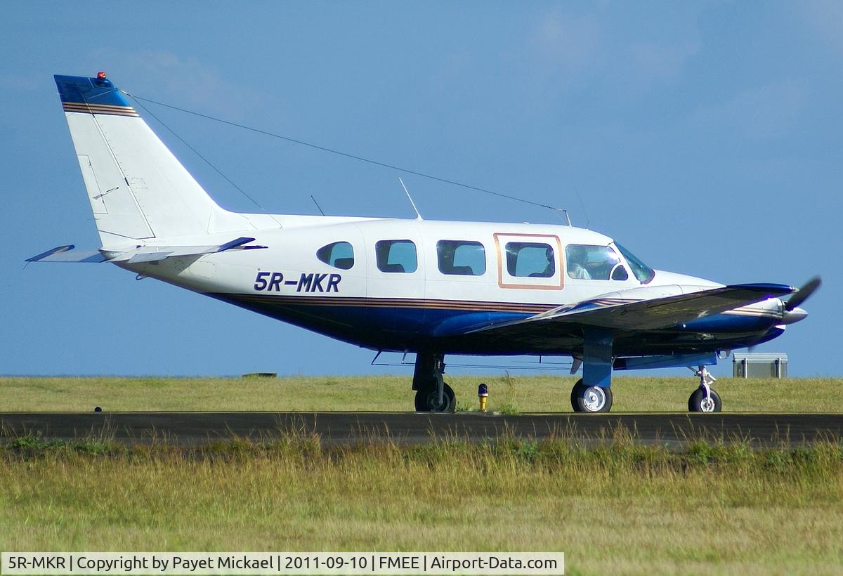 5R-MKR, Piper PA-31-310 Navajo C/N Not found 5R-MKR, Taxiing on 