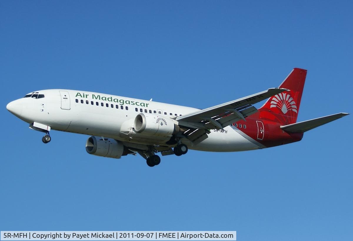 5R-MFH, 1994 Boeing 737-3Q8 C/N 26305, Final for rwy 14