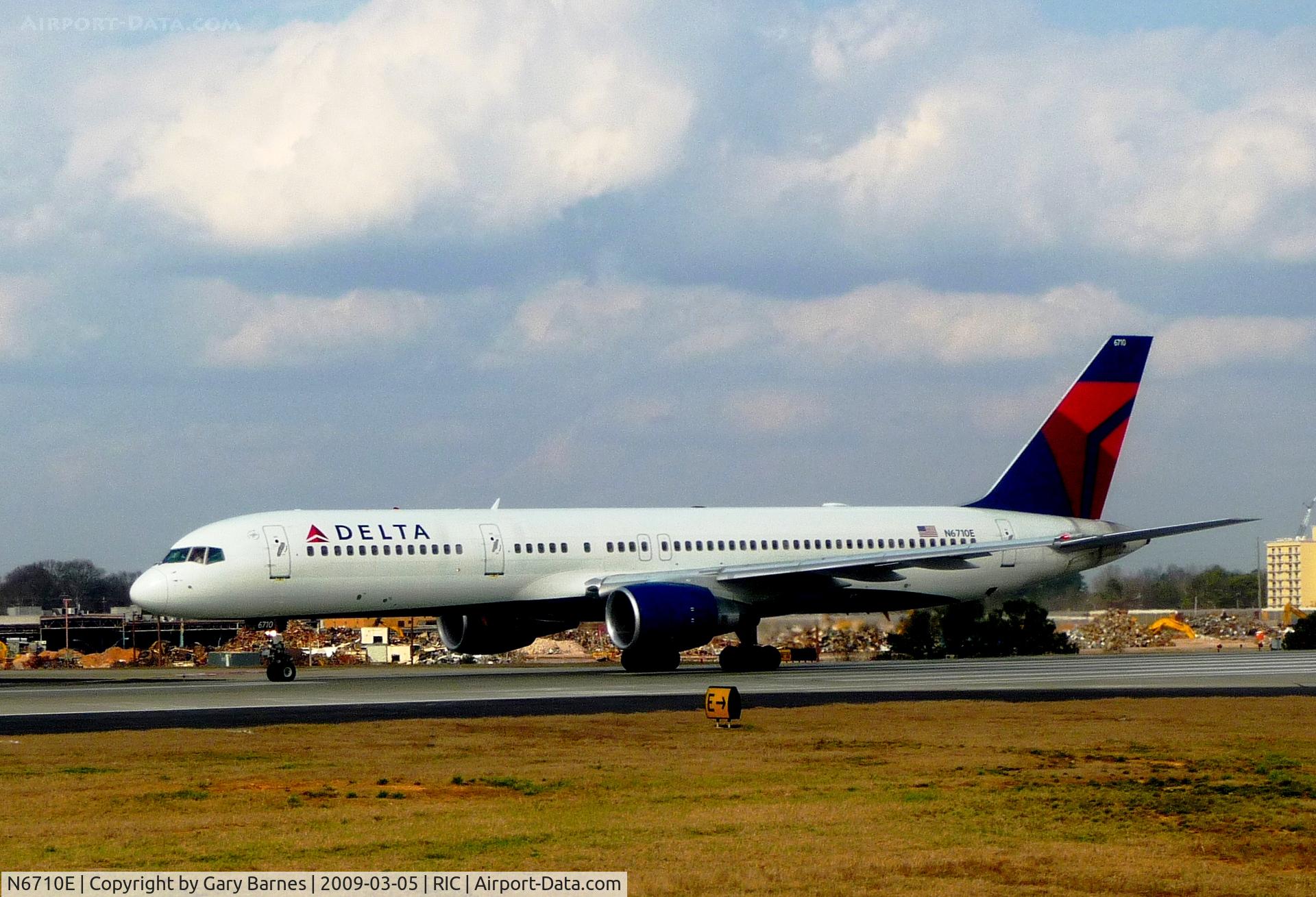 N6710E, 2000 Boeing 757-232 C/N 30482, Taking off from RIC