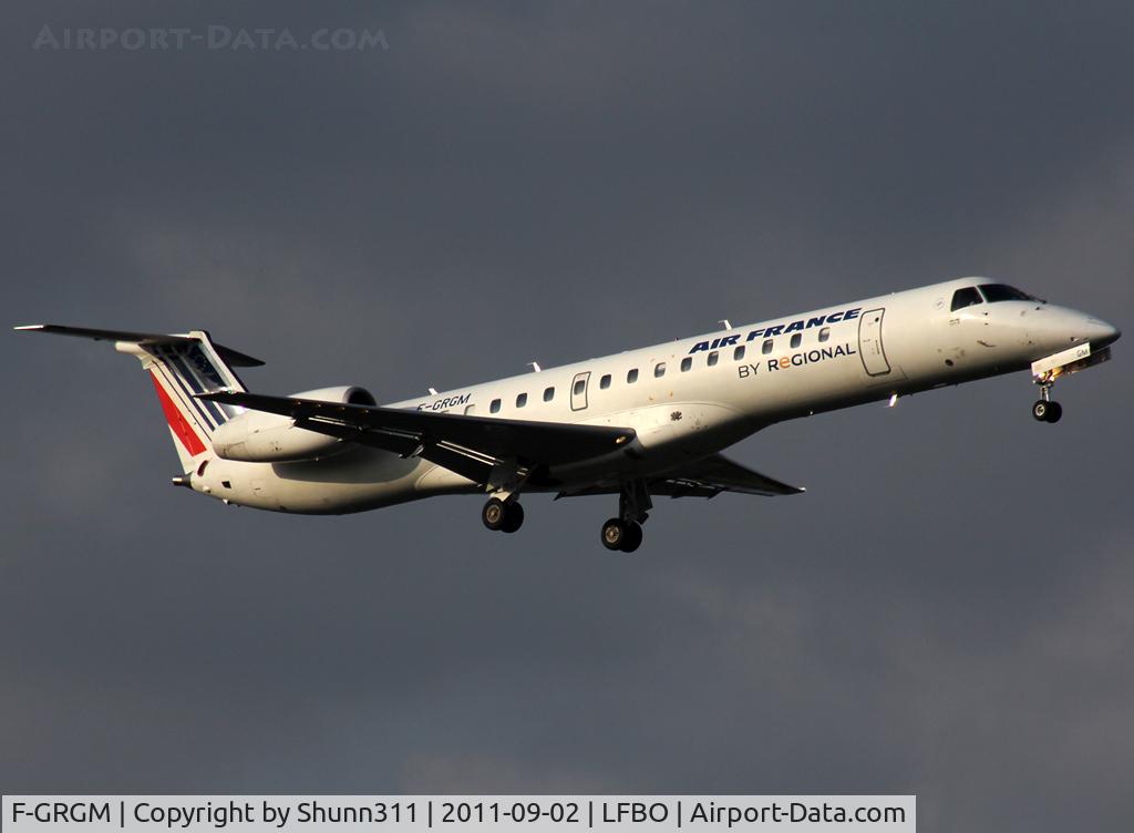 F-GRGM, 2001 Embraer EMB-145EU (ERJ-145EU) C/N 145418, Landing rwy 14R with modified new titles...