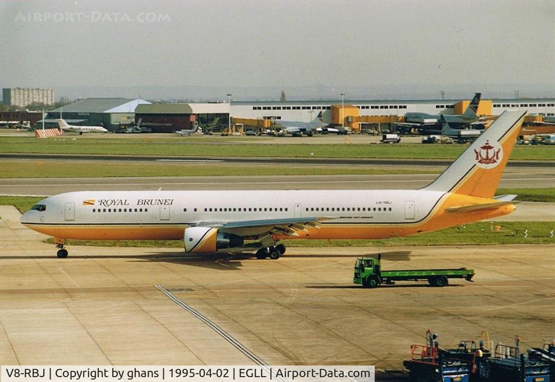 V8-RBJ, 1992 Boeing 767-33A/ER C/N 25533, Taxiing to the gate