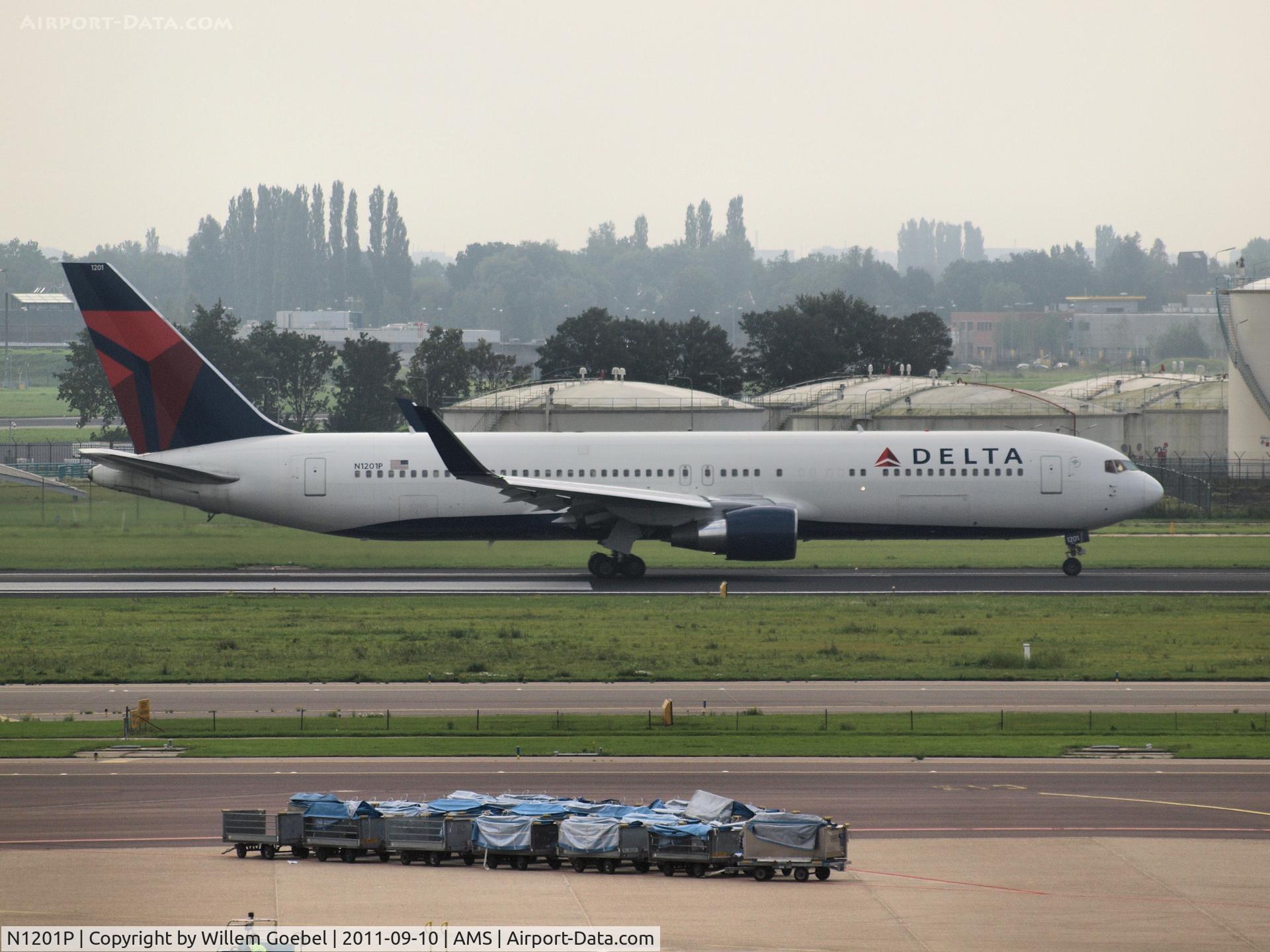 N1201P, 1998 Boeing 767-332 C/N 28458, Taxi to the runway of 