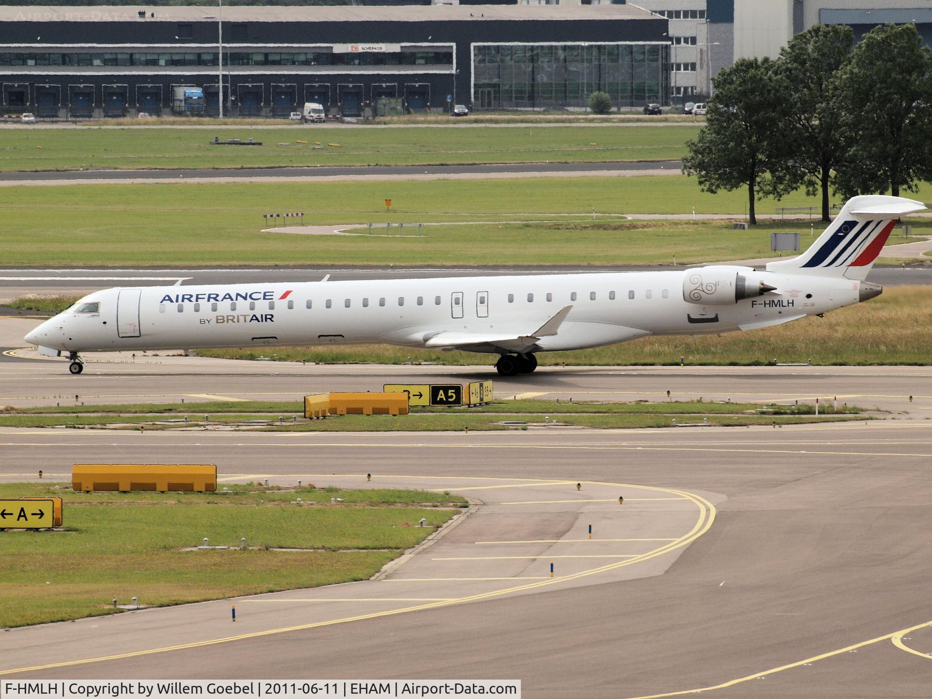 F-HMLH, 2011 Bombardier CRJ-1000EL NG (CL-600-2E25) C/N 19013, Taxi to the runway of 