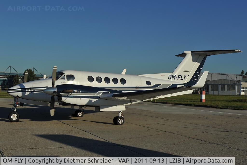 OM-FLY, 1997 Raytheon B200 King Air C/N BB-1565, Beech 200