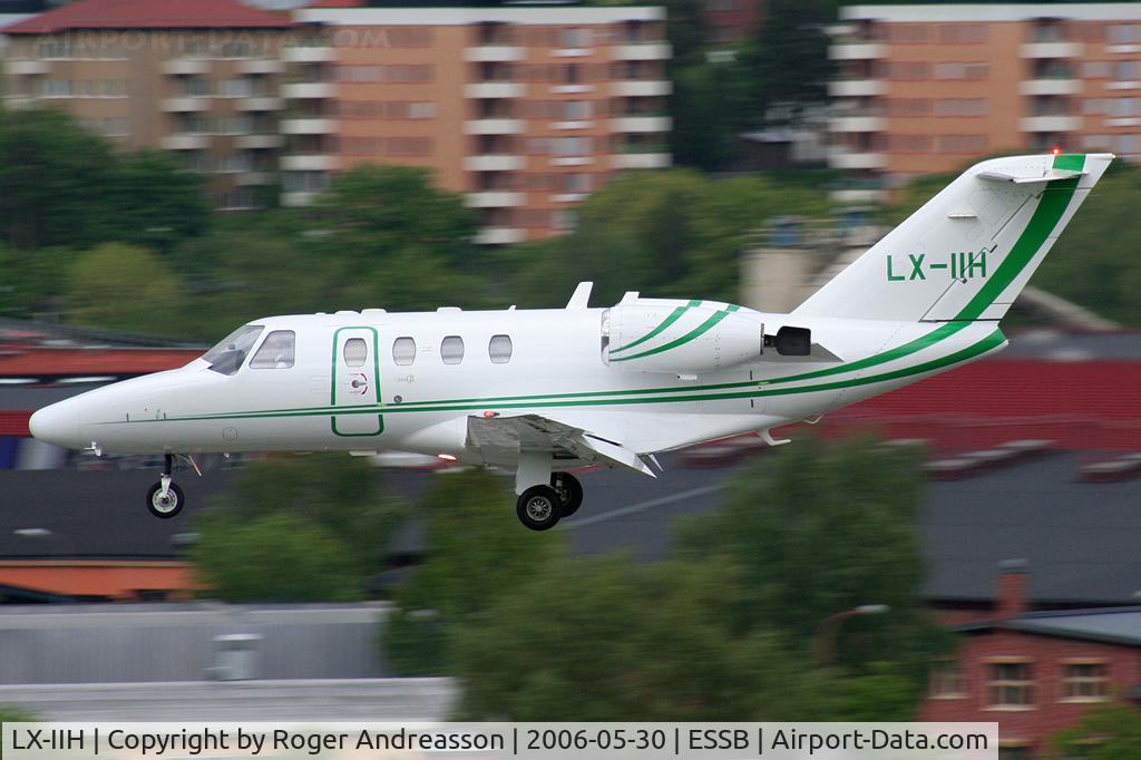 LX-IIH, 2000 Cessna 525 CitationJet CJ1 C/N 525-0391, On final to rwy 30