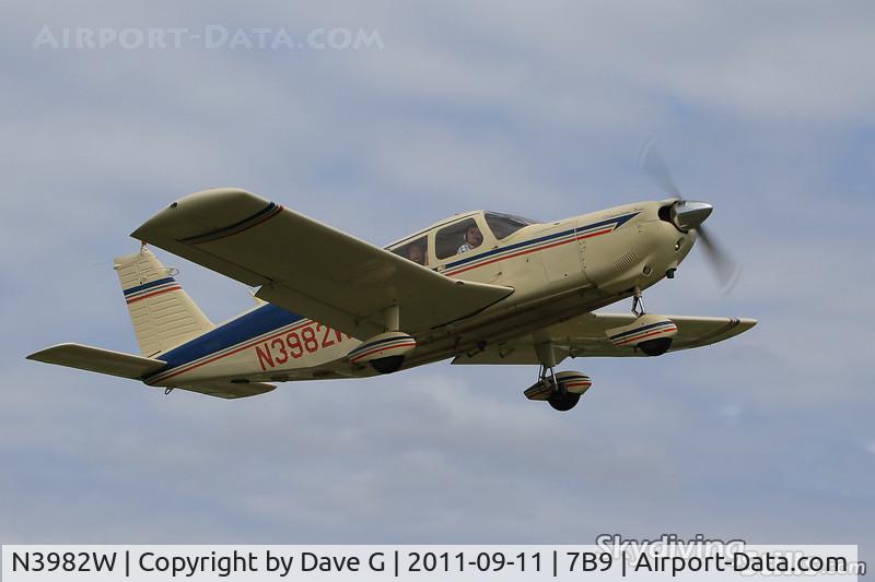 N3982W, 1967 Piper PA-32-260 Cherokee Six C/N 32-951, Cherokee 6 departing Ellington, CT