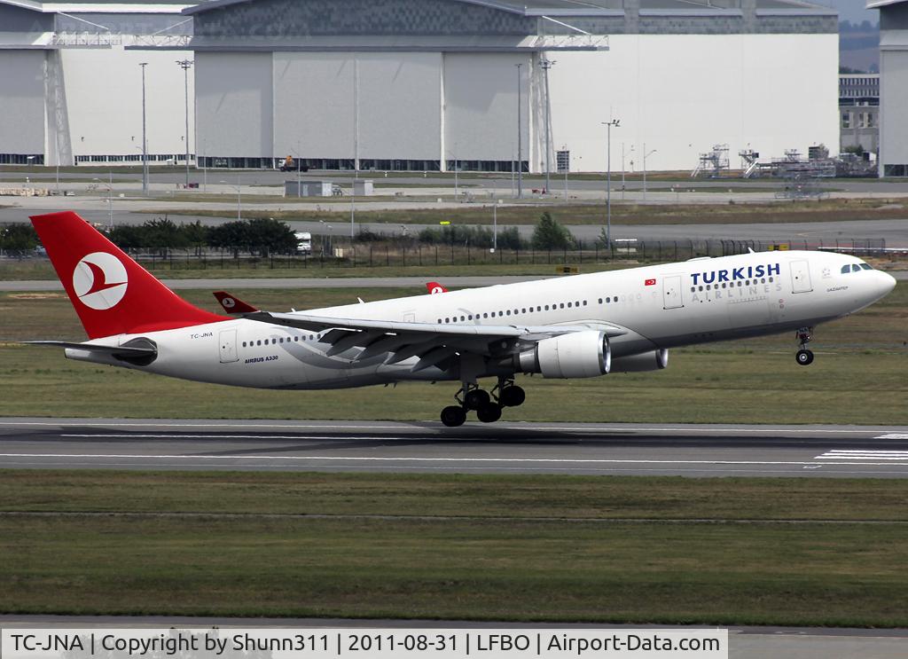 TC-JNA, 2005 Airbus A330-203 C/N 697, Landing rwy 14R