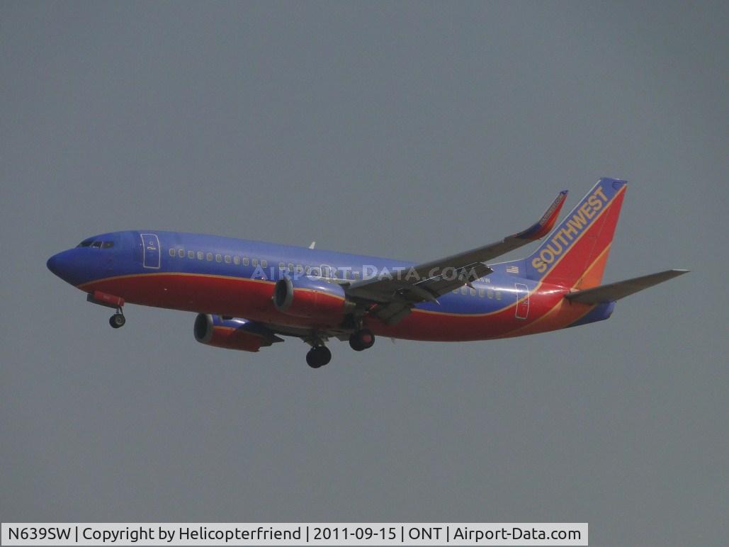N639SW, 1996 Boeing 737-3H4 C/N 27712, On final for runway 26L