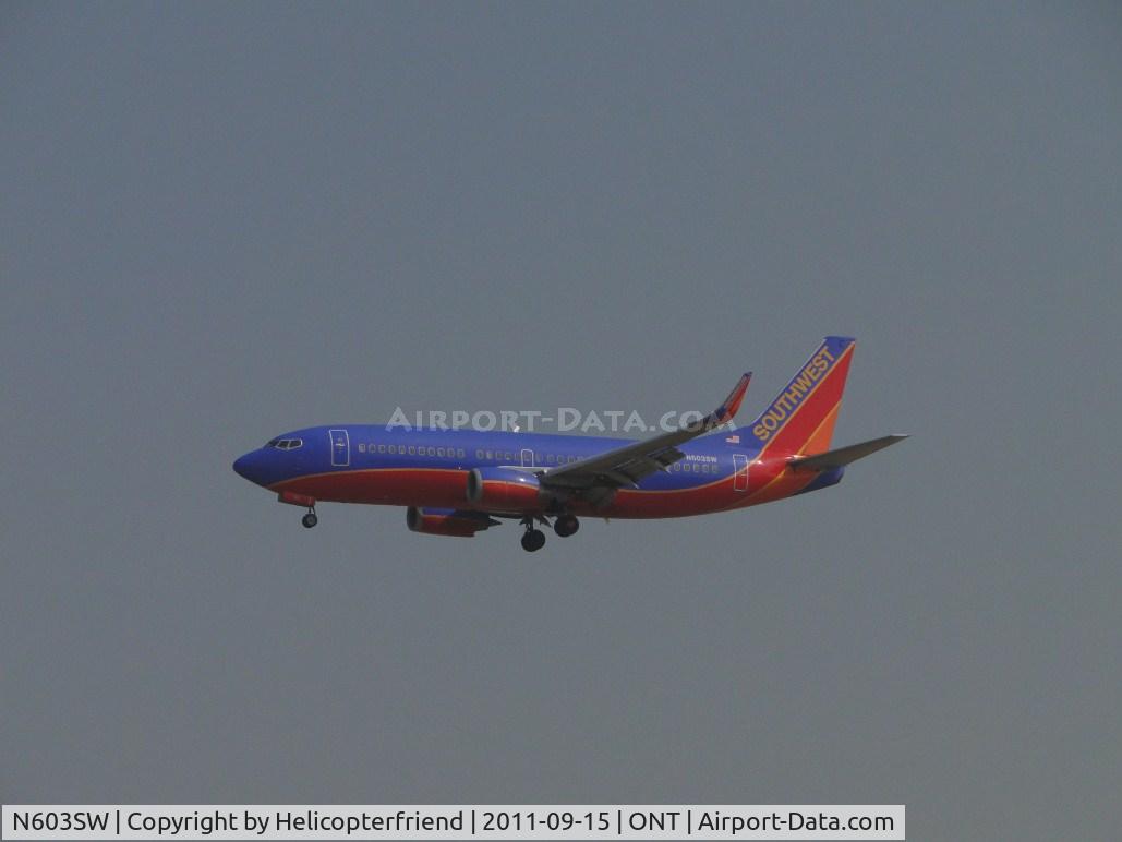 N603SW, 1995 Boeing 737-3H4 C/N 27954, On final for runway 26L