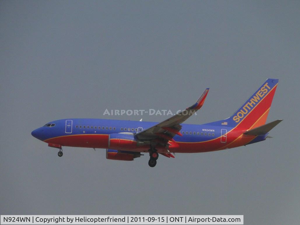 N924WN, 2008 Boeing 737-7H4 C/N 36628, On final for runway 26L