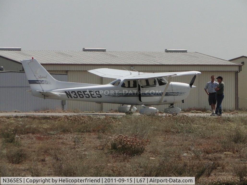 N365ES, 1997 Cessna 172R C/N 17280023, Cable ship having tire problems after landing safely on runway 17