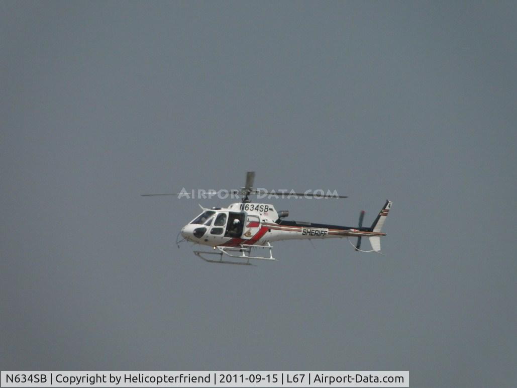 N634SB, 2005 Eurocopter AS-350B-3 Ecureuil Ecureuil C/N 3997, Crew member checking out through the open crew door while enroute to SBSO Helipad area